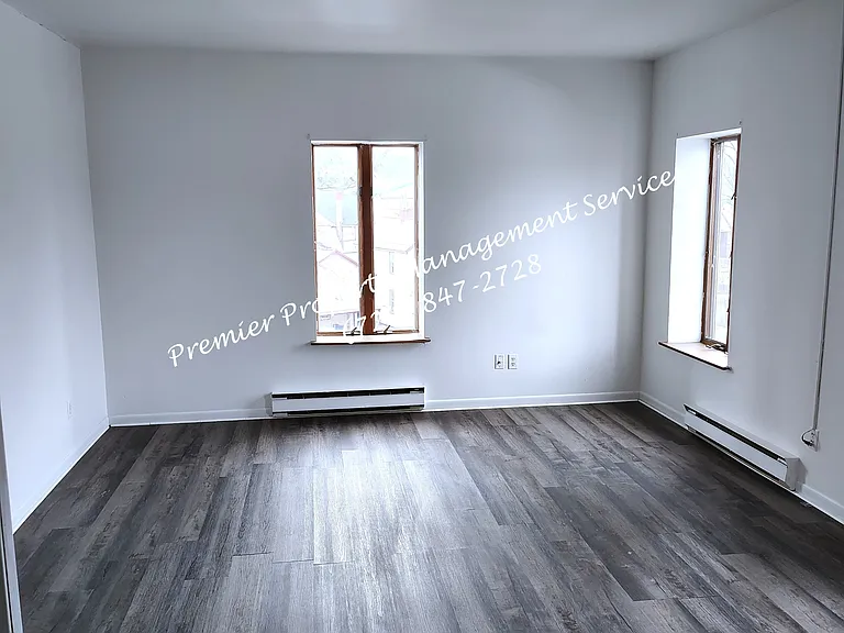 518 W Cunningham St — Photo 16