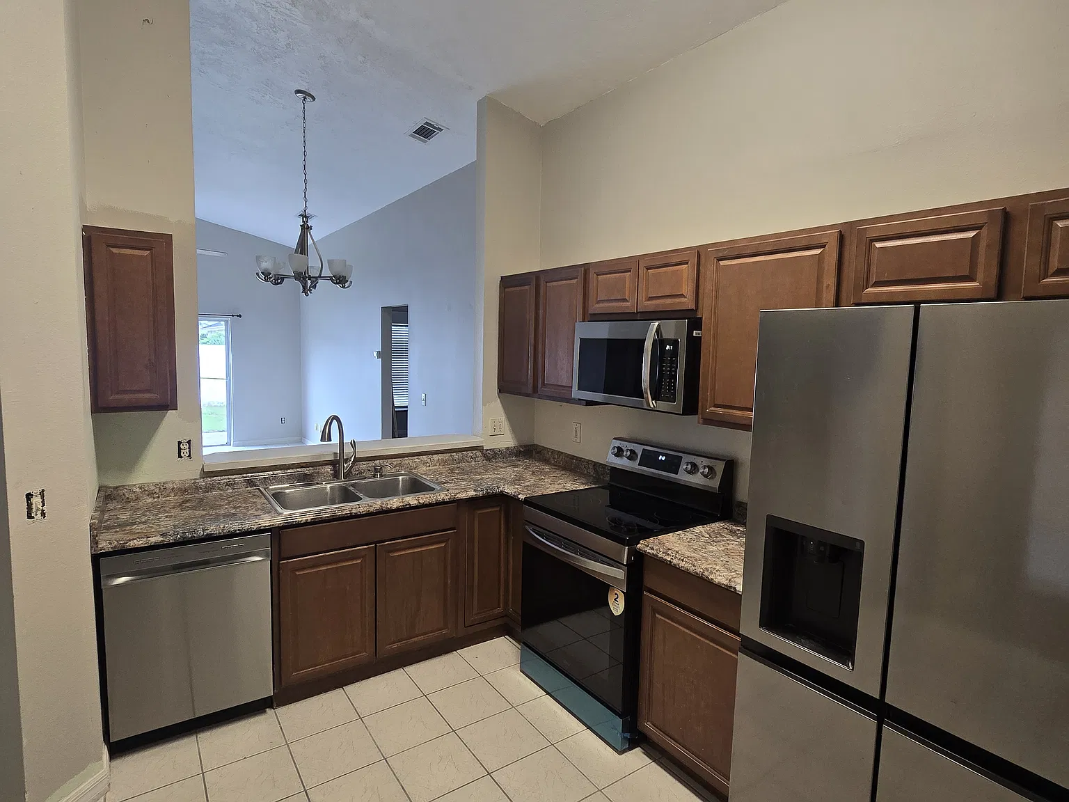 3 bed, 1228 sqft, $2,100 — Photo 4