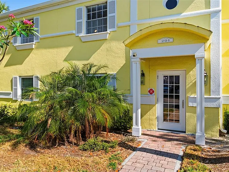 201 Pompano Dr SE #C — Photo 2