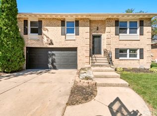 1058 Almond Dr, Aurora, IL 60506