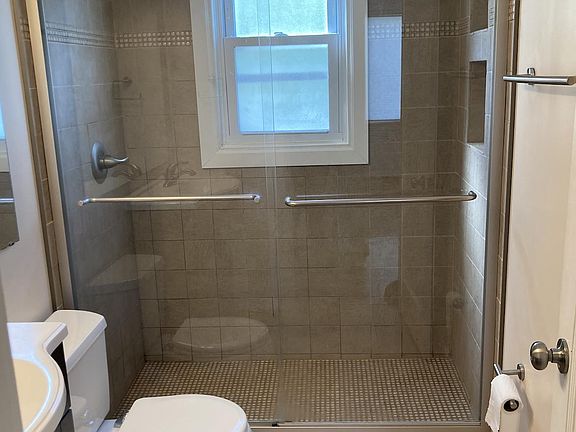 4th image of 2525 Valley Ave