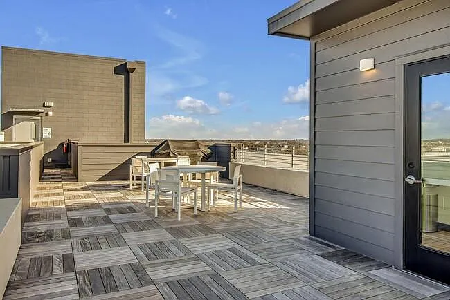 Roof top terrace with a grill.