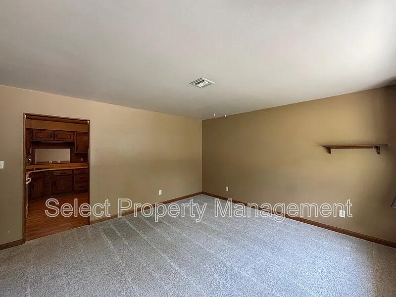 3 bed, 1.0 bath, 1404 sqft, $1,649 — Photo 2