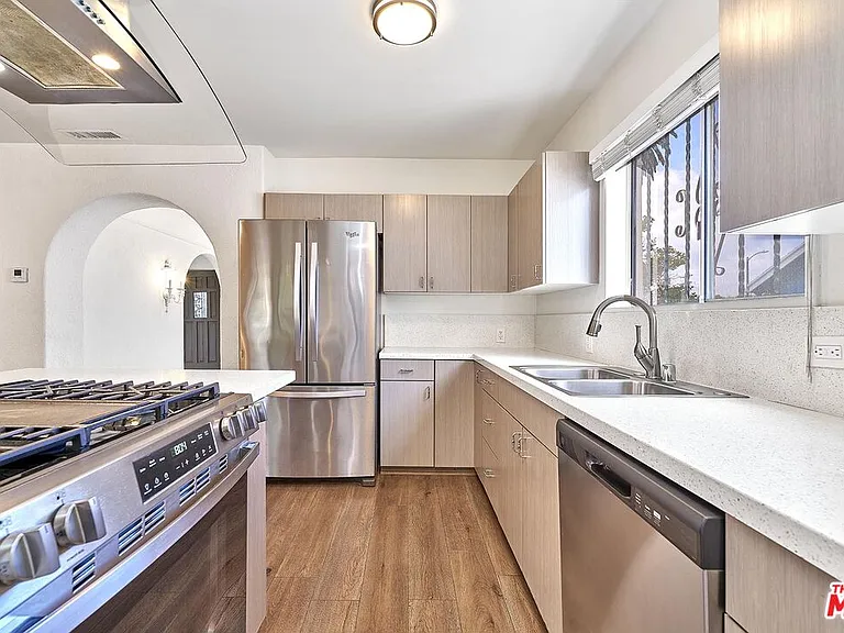 1120 S Plymouth Blvd — Photo 7