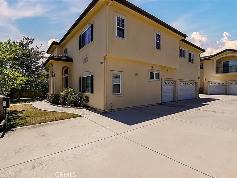 227 Florence Ave — Photo 15