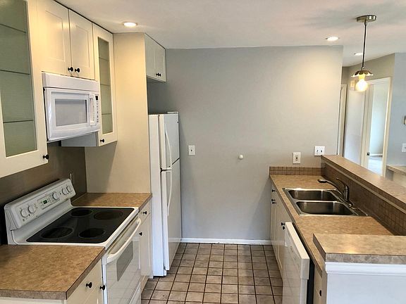 4th image of 205 1st Ave NW #1