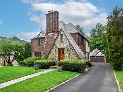 72 Gaynor Avenue, Manhasset, NY, 11030