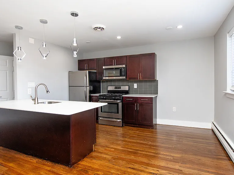Cameron Apartments — Photo 1