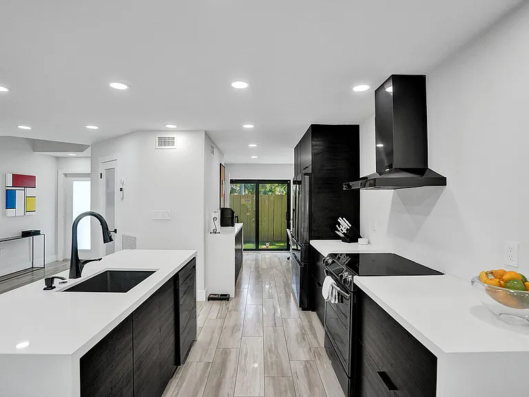91 NE 17th Ct — Photo 22