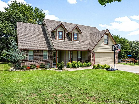 3rd image of 4909 E Chestnut Dr