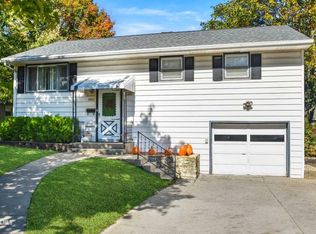 1402 Mark Dr, Freeport, IL 61032