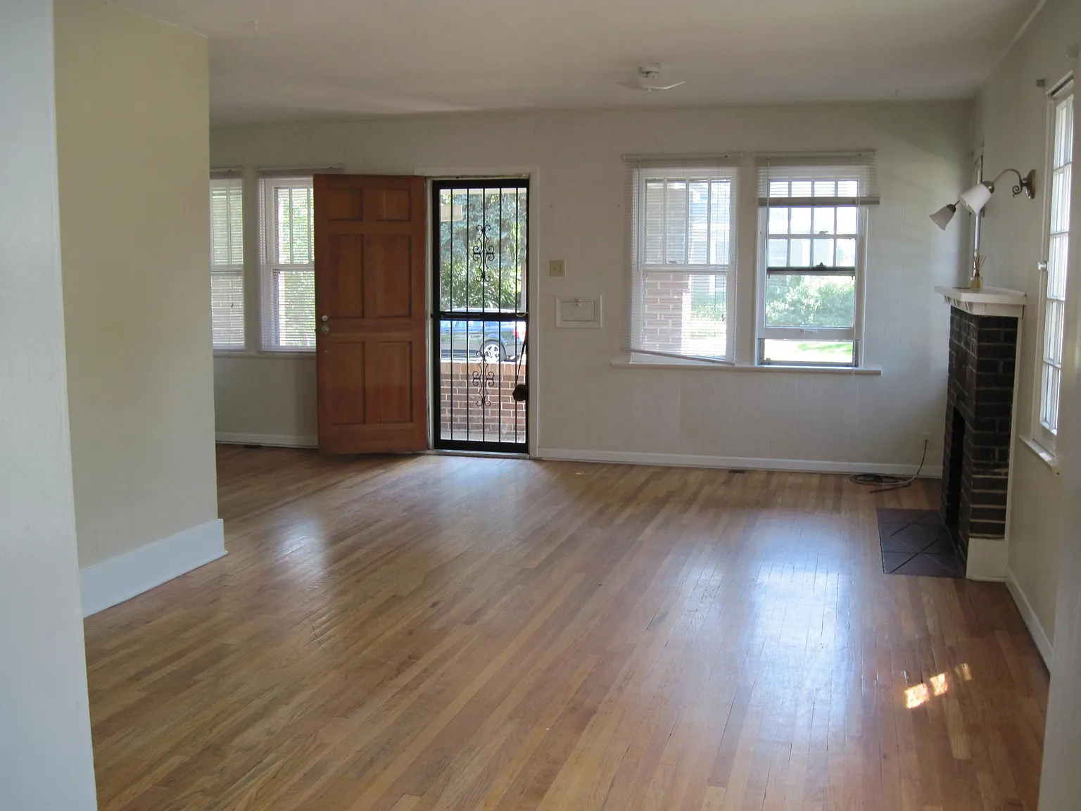 2 bed, 930 sqft, $2,460 — Photo 2