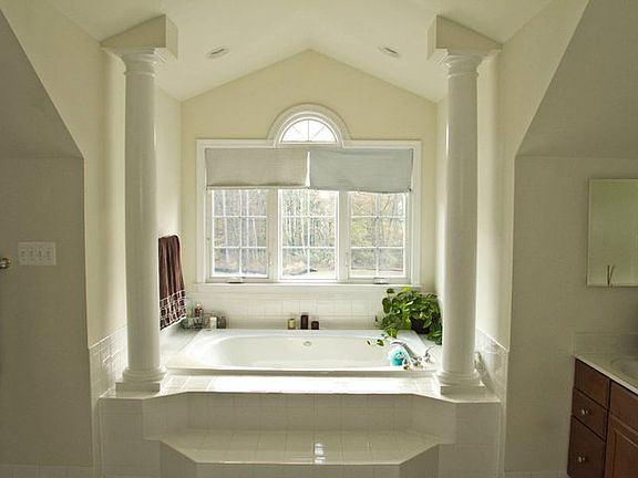 Master Bath Jacuzzi Jet Tub