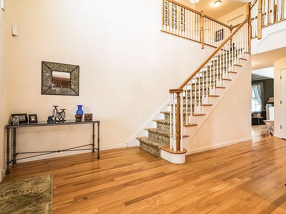 3rd image of 45 Boxwood Ln