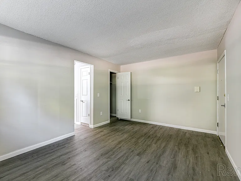 Shoreline Place Apartments — Photo 13