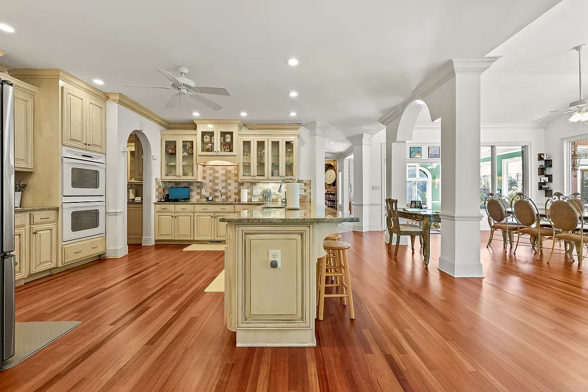 Oversized kitchen with granite countertops, double oven and double sinks. - 4916 Samuel Pinckney Dr