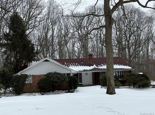 15 Springwood Path, Laurel Hollow, NY 11791