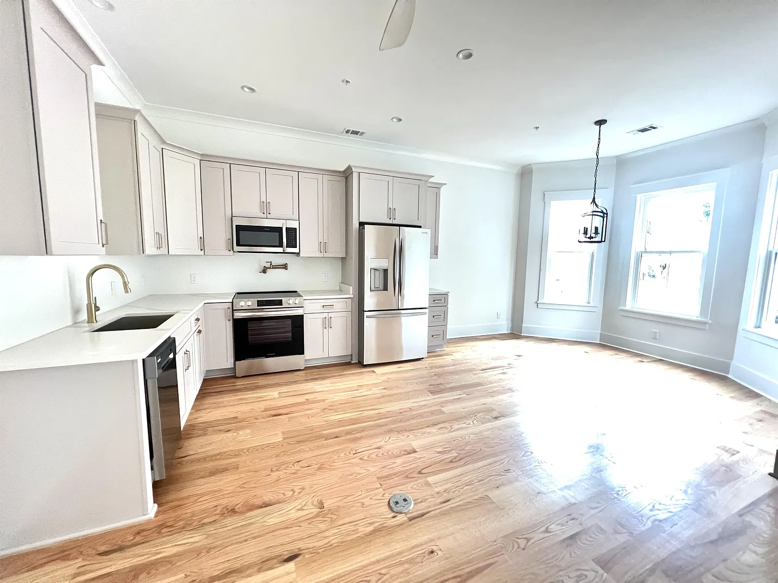 3 bed, 1227 sqft, $3,195 — Photo 4