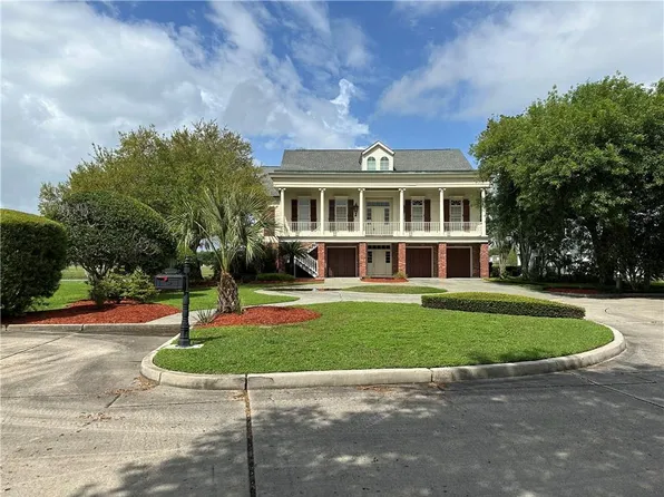 7 Golf Villa Dr, New Orleans, LA 70131