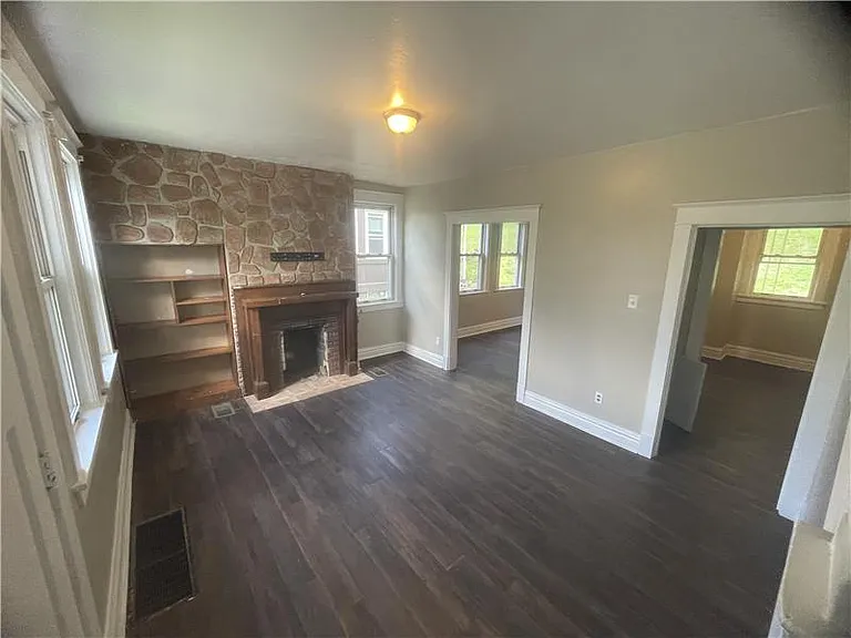 466 Hill St — Photo 3