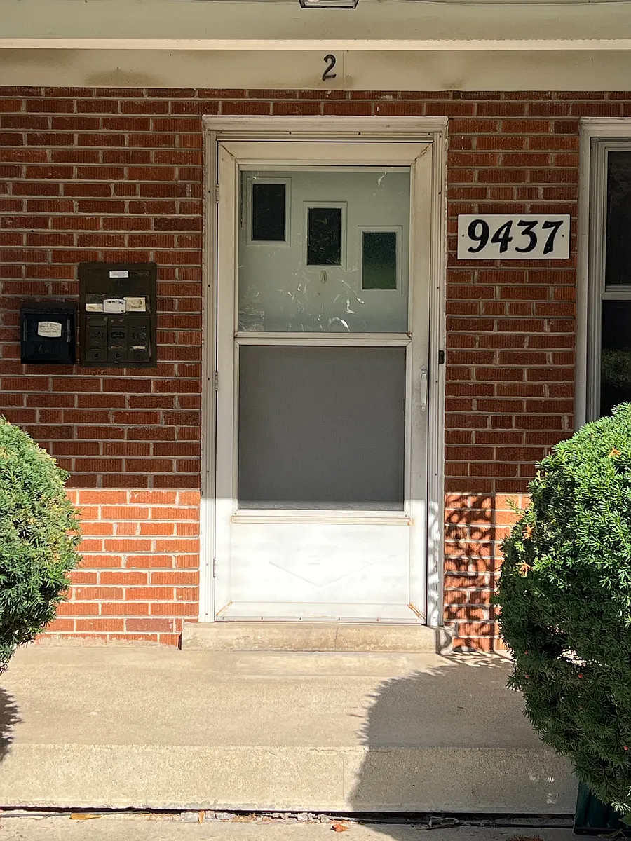 Building Photo - 9437 Burlington Ave #3