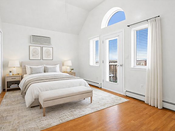 5th image of 2822 Schurz Ave #2R