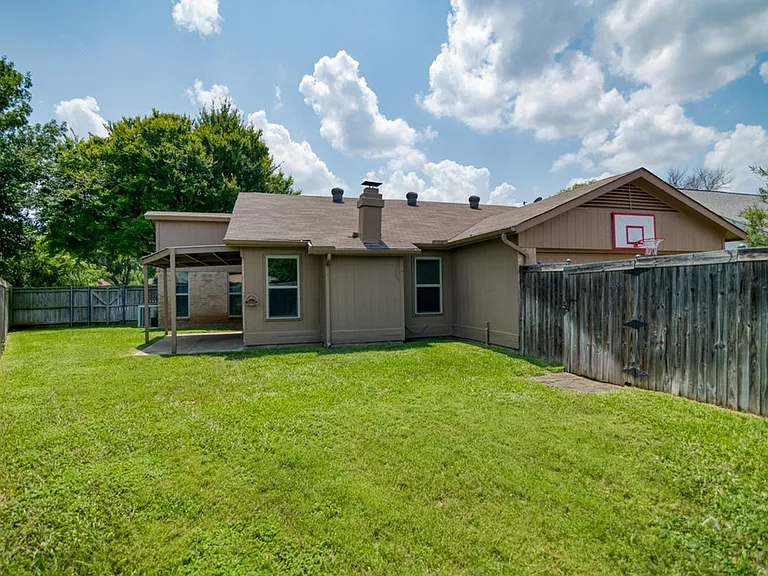 3013 Queens Way — Photo 21