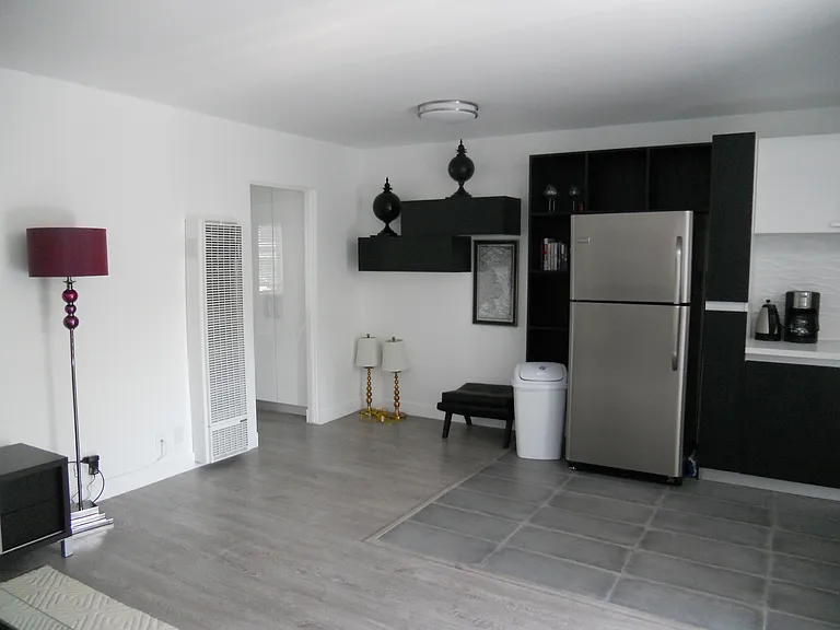 2119 N Beachwood Dr #5 — Photo 4