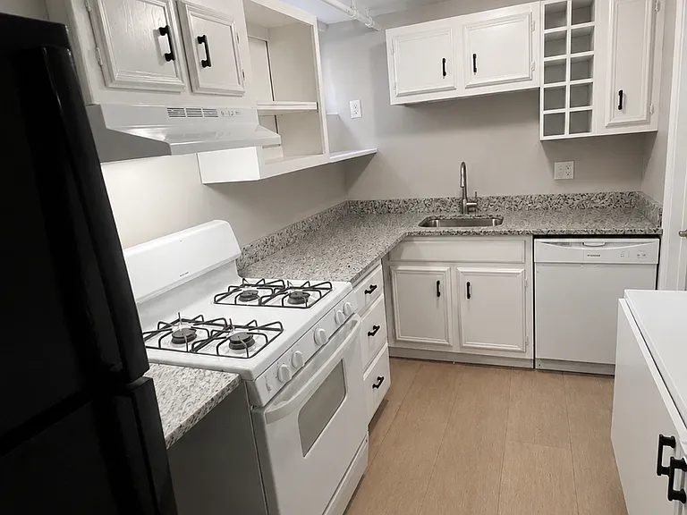 240 Robbins St #1 — Photo 7