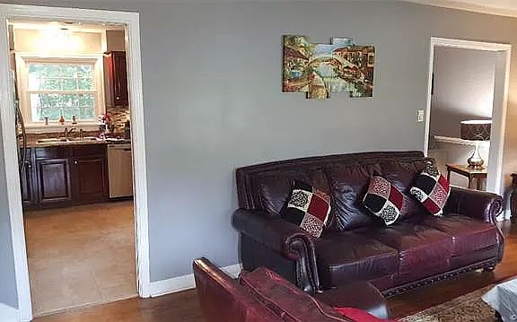 4th image of 520 Hartford Ln