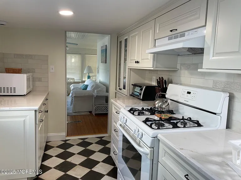 7 Webb Ave #2-W — Photo 14