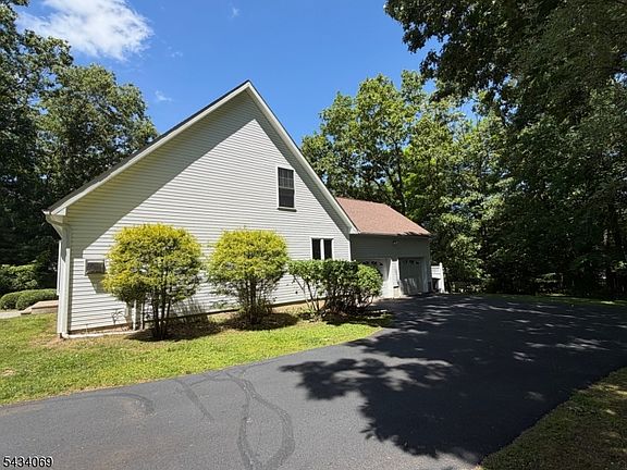3rd image of 11 Minisink Dr