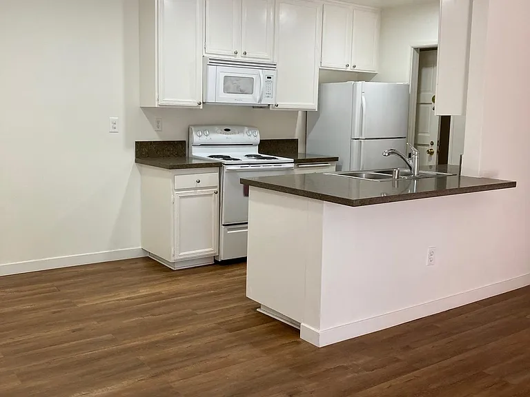 10500 Moorpark St #12 — Photo 2