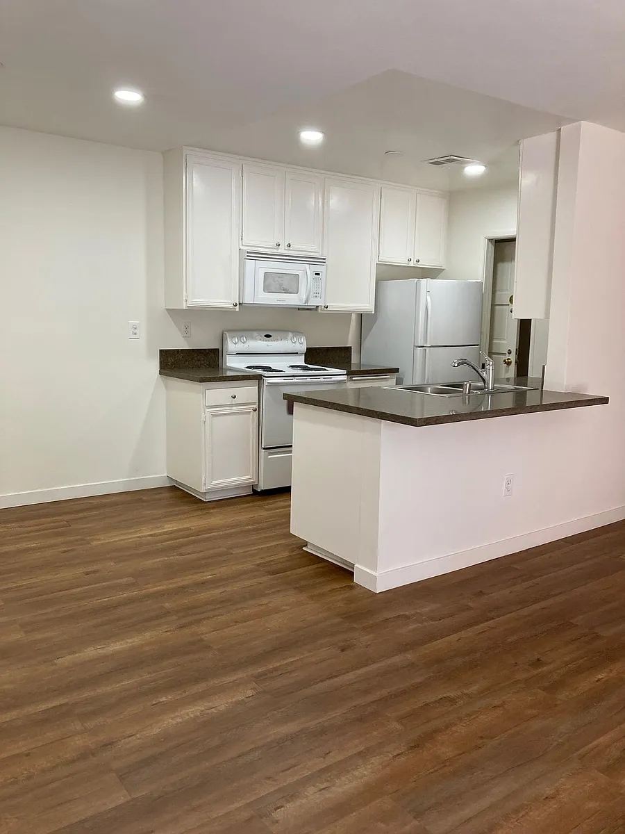 Building Photo - 10500 Moorpark St #12