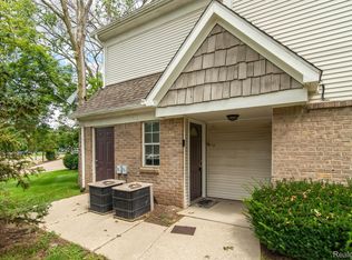 221 Oakbrooke Dr UNIT 5, South Lyon, MI 48178