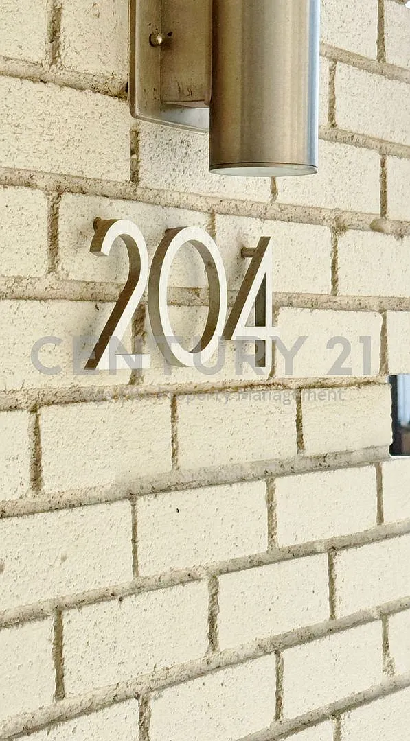 Inviting 2/2 Apartment in Dallas' Uptown East District Ready For Immediate Move-In! — Photo 1
