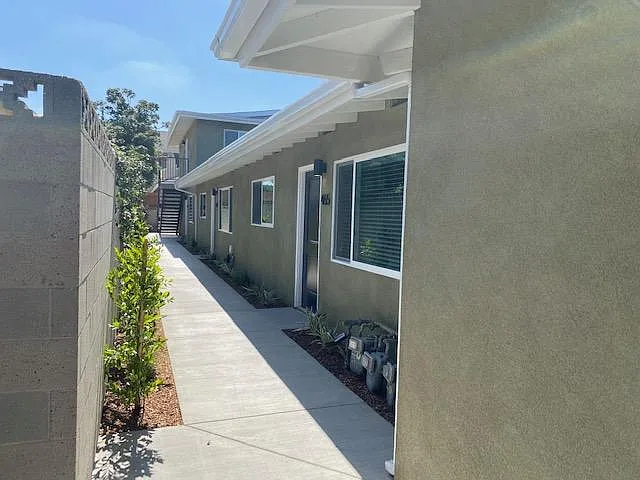 471 N Olive St — Photo 1