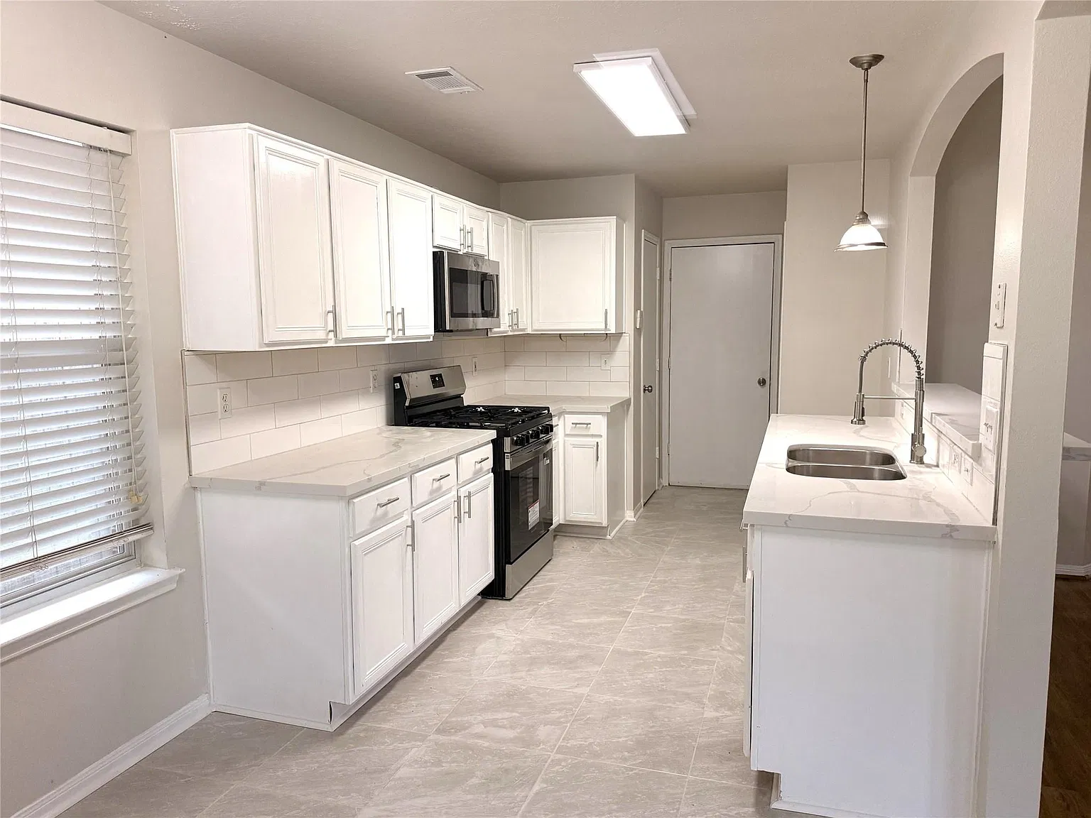 3 bed, 2.0 bath, 1418 sqft, $2,050 — Photo 3
