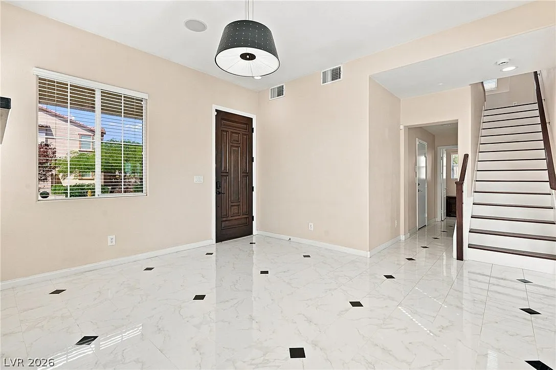 3 bed, 2.5 bath, 2470 sqft, $3,000 — Photo 3