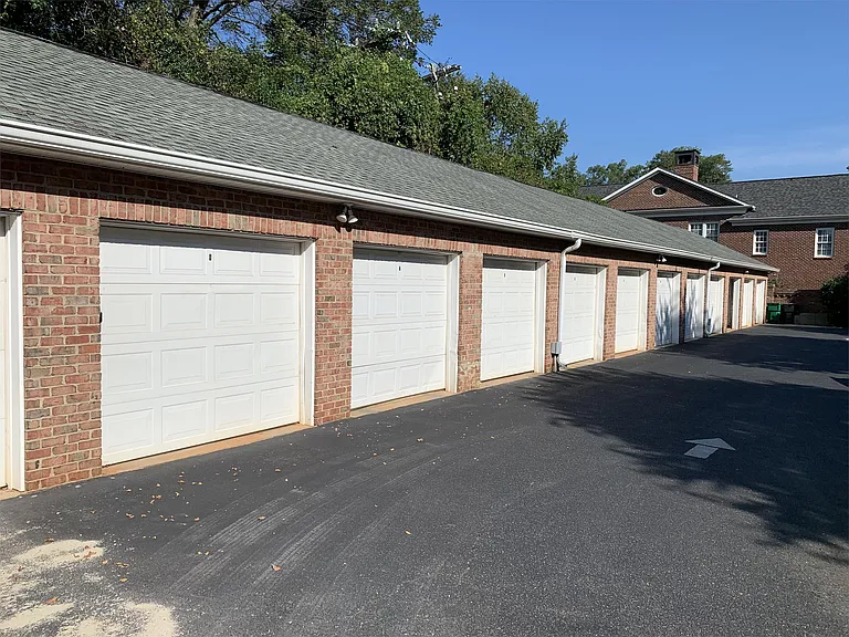 2424 Selwyn Ave E — Photo 10