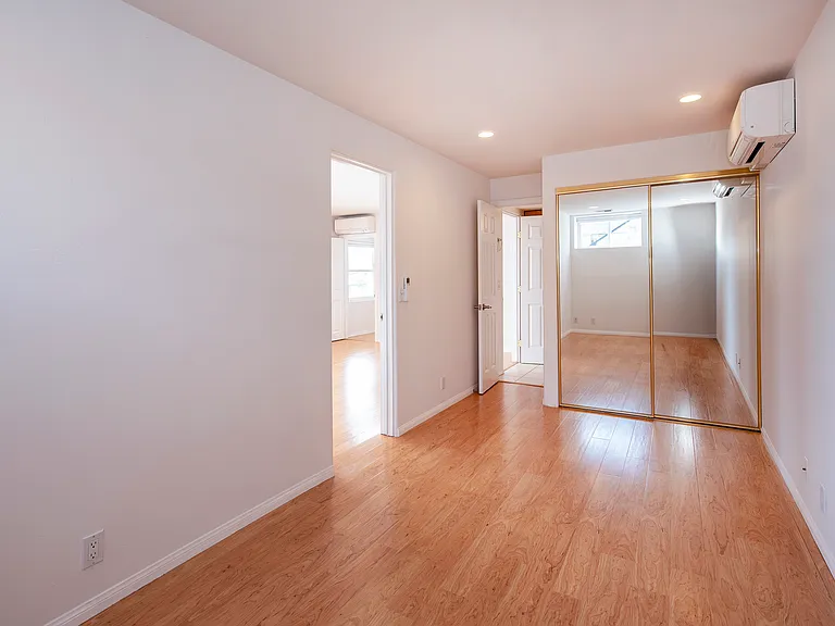 937 Roble Ln — Photo 11