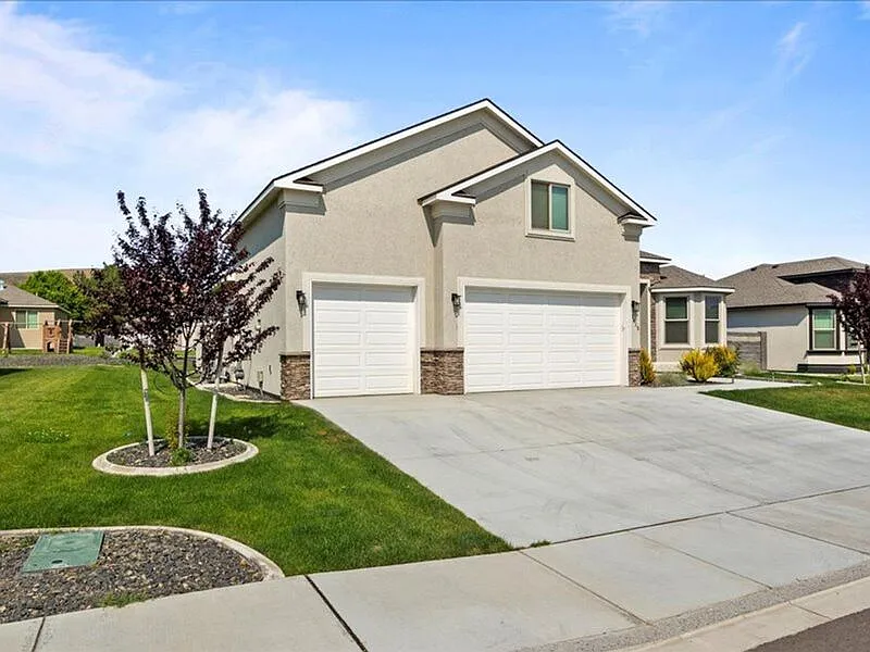 4 bed, 3.0 bath, 2428 sqft, $3,700 — Photo 3