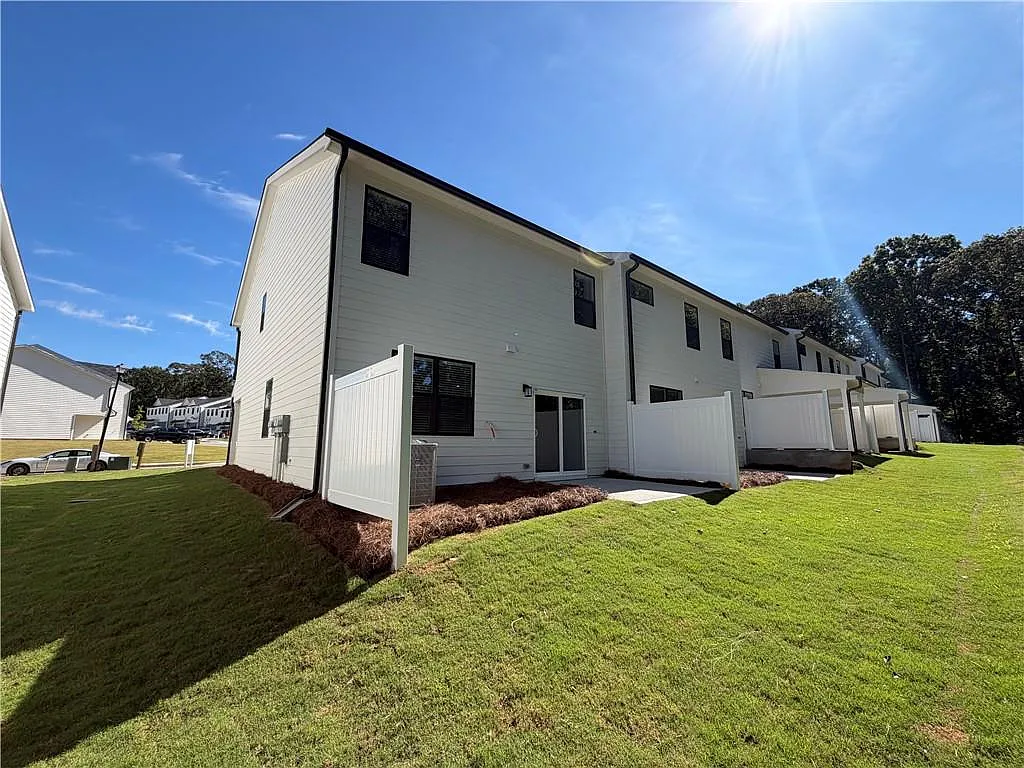 3 bed, 2.5 bath, 1850 sqft, $2,250 — Photo 2
