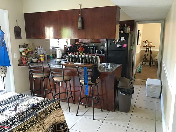 Eat-in-kitchen with counter