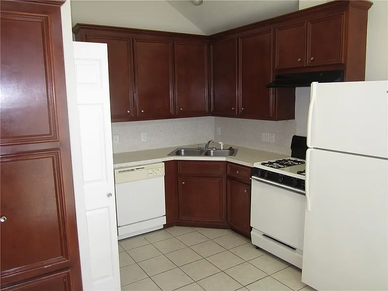306 Fairway Dr — Photo 2