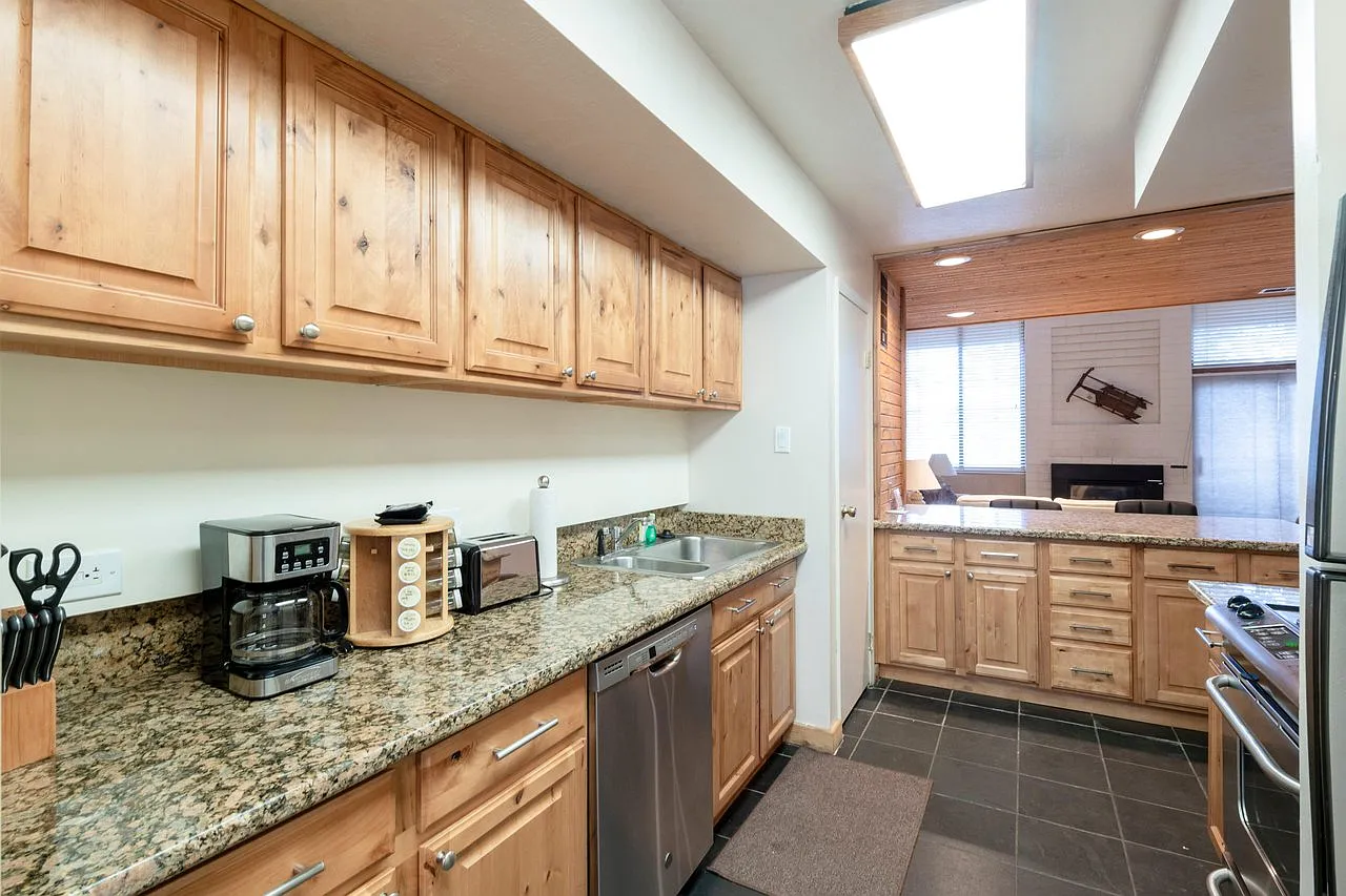 3 bed, 2.5 bath, 1610 sqft, $2,700 — Photo 3