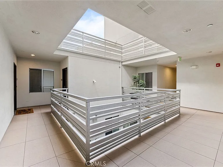 118 N Kings Rd #201 — Photo 34