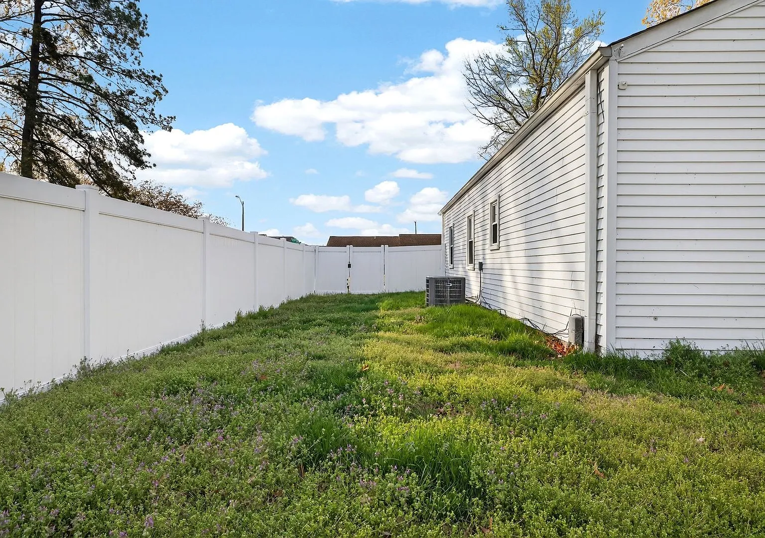 3 bed/2 bath home on large corner lot — Photo 3