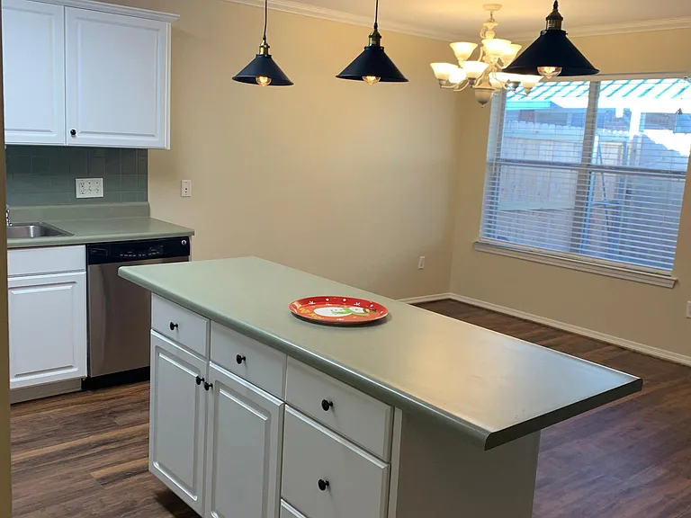 1817 Paverstone Ln — Photo 2