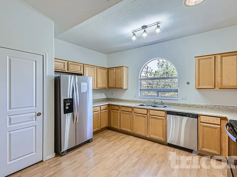 2733 E Gary Way — Photo 9